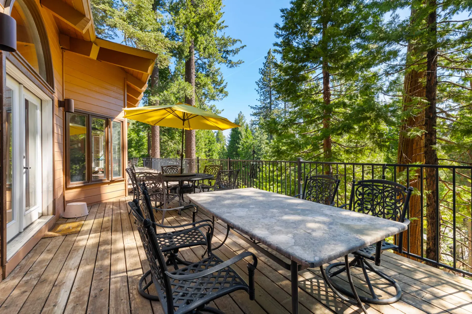 Deck with dining table above the forest, Dardanelle Retreat