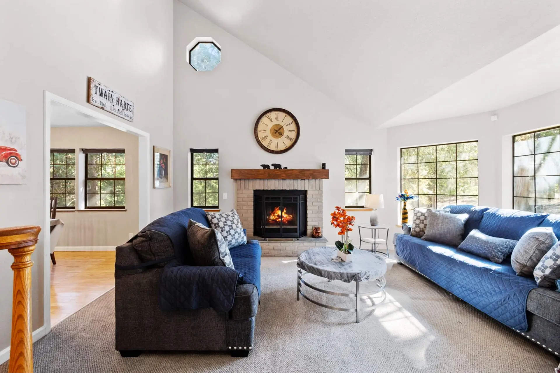 Living room with a fireplace and vaulted ceiling, Twain Harte Retreat